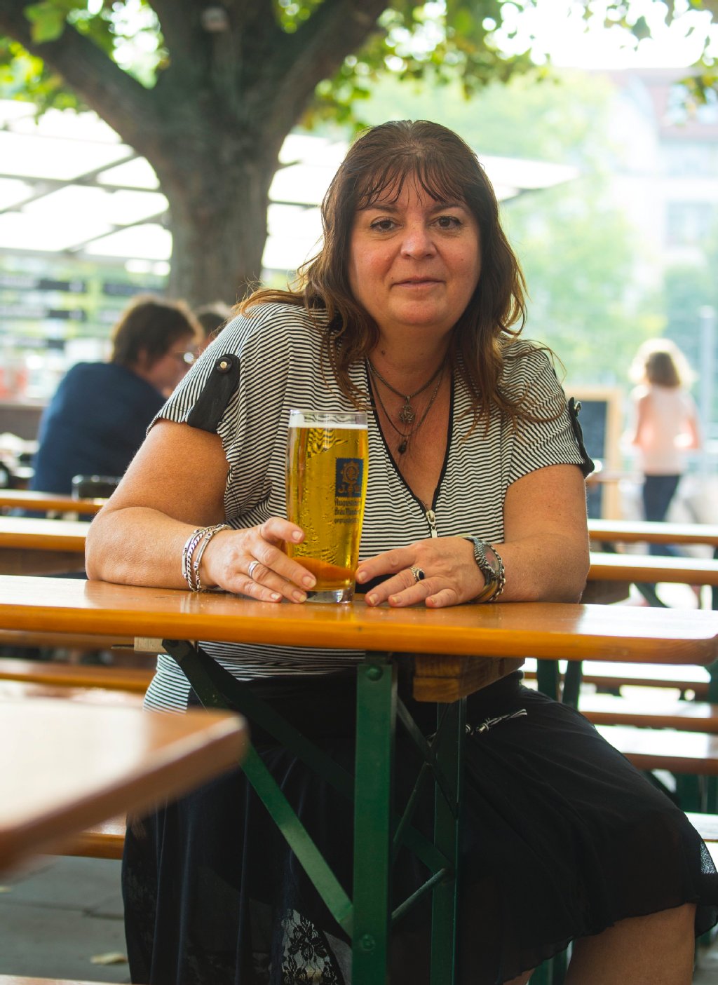 Leider sind die Männer in der Eckkneipe oft zu prollig. Gina: „Leider sind viele Eckkneipen heruntergekommen. Die Tapeten sind vergilbt, es riecht nach kaltem Rauch, es ist dunkel, stickig und zum Teil dreckig. Da will man als Frau nicht drin sitzen. Zudem sind in Eckkneipen ziemlich oft prollige Männer.“
