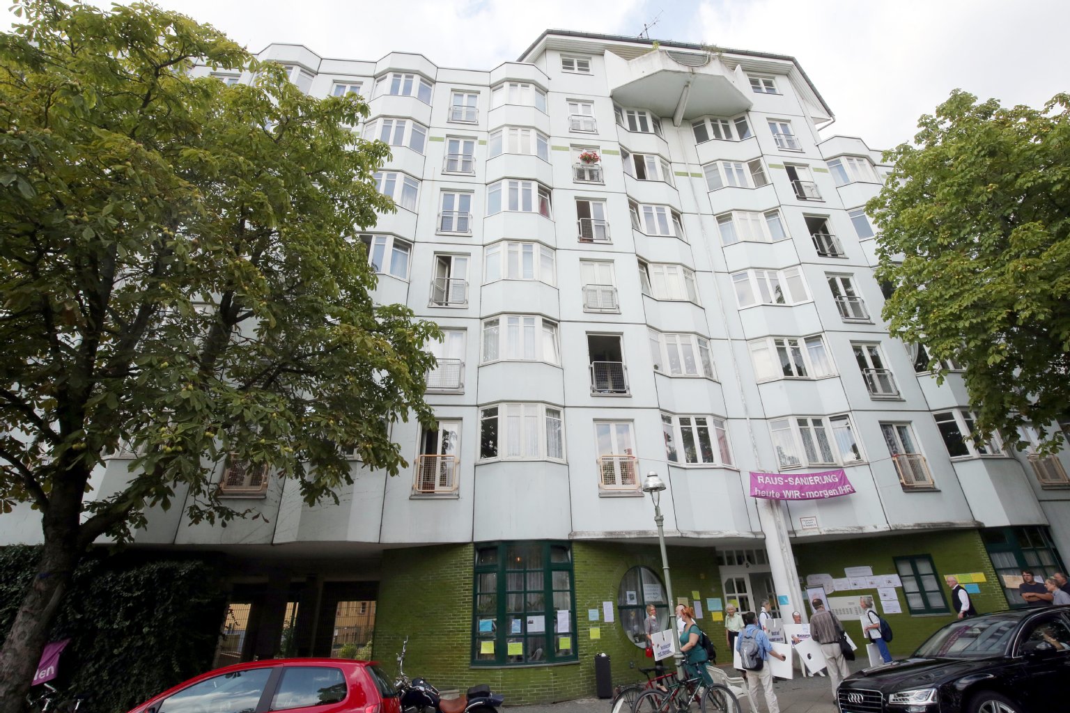 Blick auf das ehemalige kommunale Seniorenwohnheim im Bezirk Moabit in Berlin. Die Bewohner wehren sich gegen Modernisierung und Mieterhöhung durch einen privaten Investor.