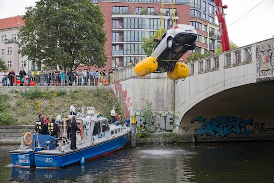 Opel-Fahrt endet im Landwehrkanal.