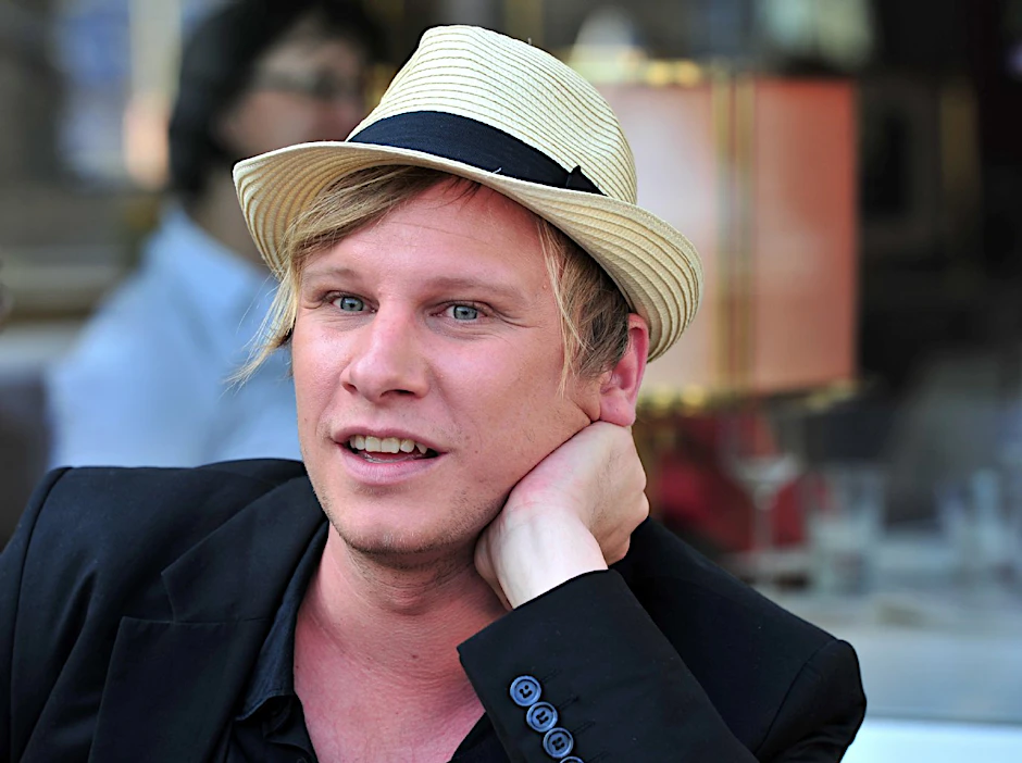Der Berliner Filmstar und Frauenschwarm Robert Stadlober spielt bald die Rolle seines Lebens – die Vaterrolle.