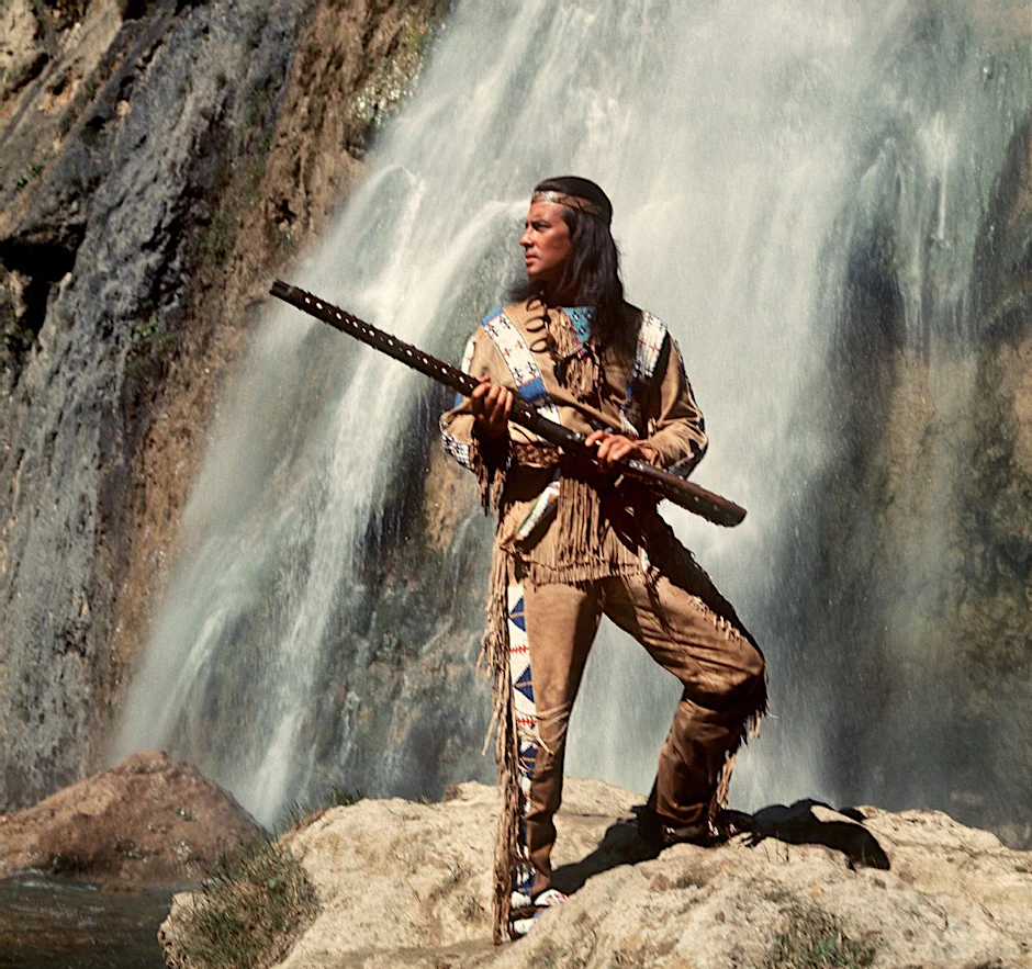 Pierre Brice als stolzer Apachen-Häuptling "Winnetou" mit seiner Silberbüchse.