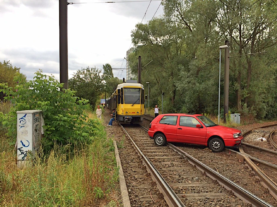 Der Bus schleuderte den Golf direkt an das Gleisbett der Straßenbahn.