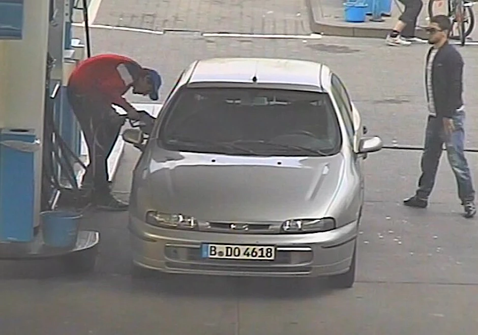 Berlin, Hochburg der Tankbetrüger: Diese Bande fuhr mit einem lange abgemeldeten Auto acht Tankstellen an und verschwand jeweils ohne zu bezahlen.