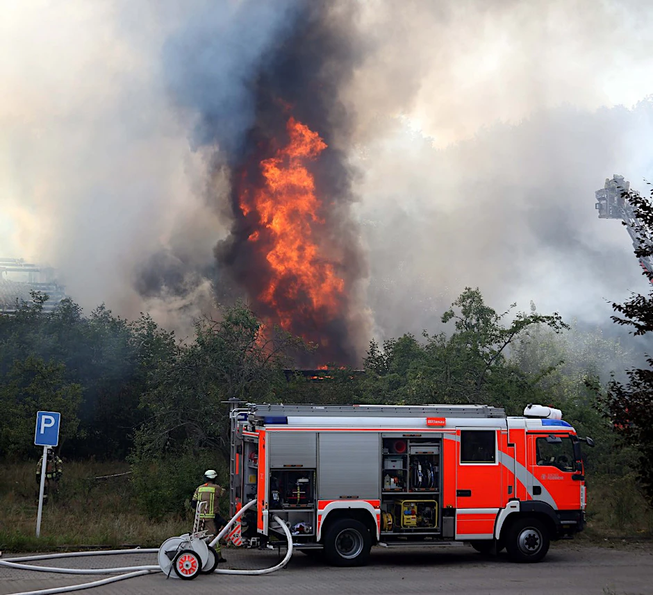 Eine Feuerwolke steigt in den Berliner Himmel. In der Karl-Bonhoeffer-Nervenklinik ist ein Feuer ausgebrochen.