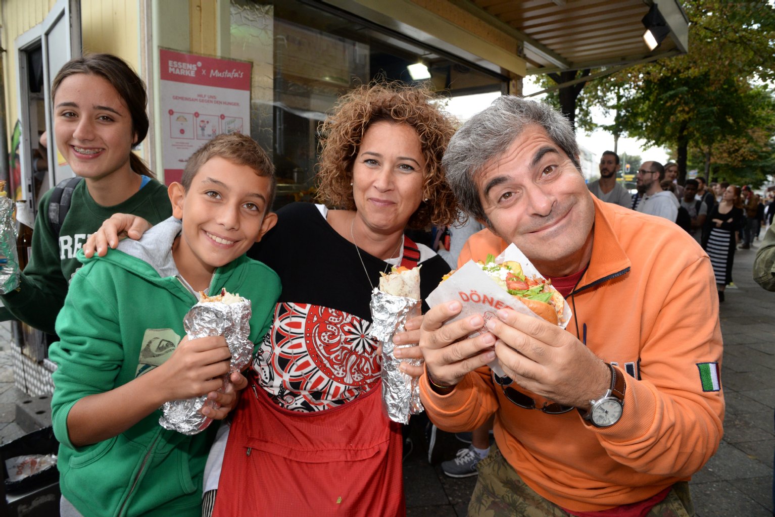 „Der Döner macht glücklich“: Maria (44), Carlo (51) und Sohn Lucca (12) kommen aus Rom. Sie machen mit Freunden einen Kurztrip nach Berlin. „Mustafas Kebab ist der Geheimtipp in unserem Reiseführer.“