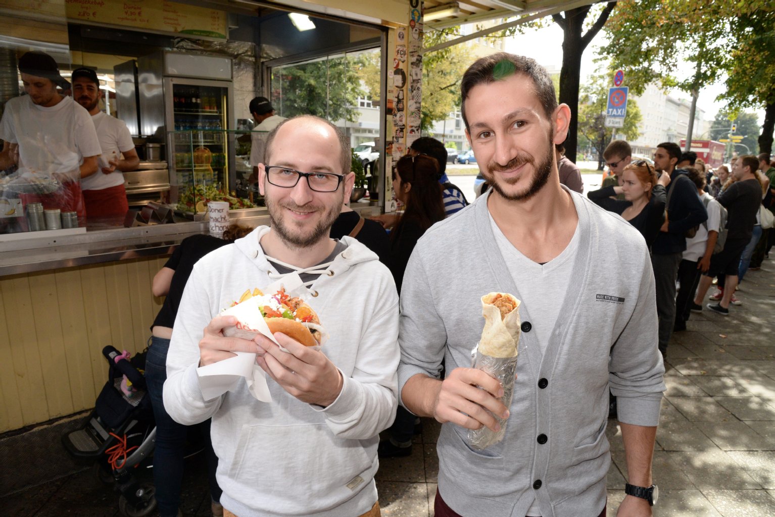 „Was für ein Hype um einen Döner“: Ur-Berliner Bilgehan (26) kam mit Neu-Berliner Tomas (29) zum Schlangestehen. „Ich war in erster Linie neugierig auf die lange Schlange. Jetzt weiß ich, dass sich das Warten richtig lohnt.“