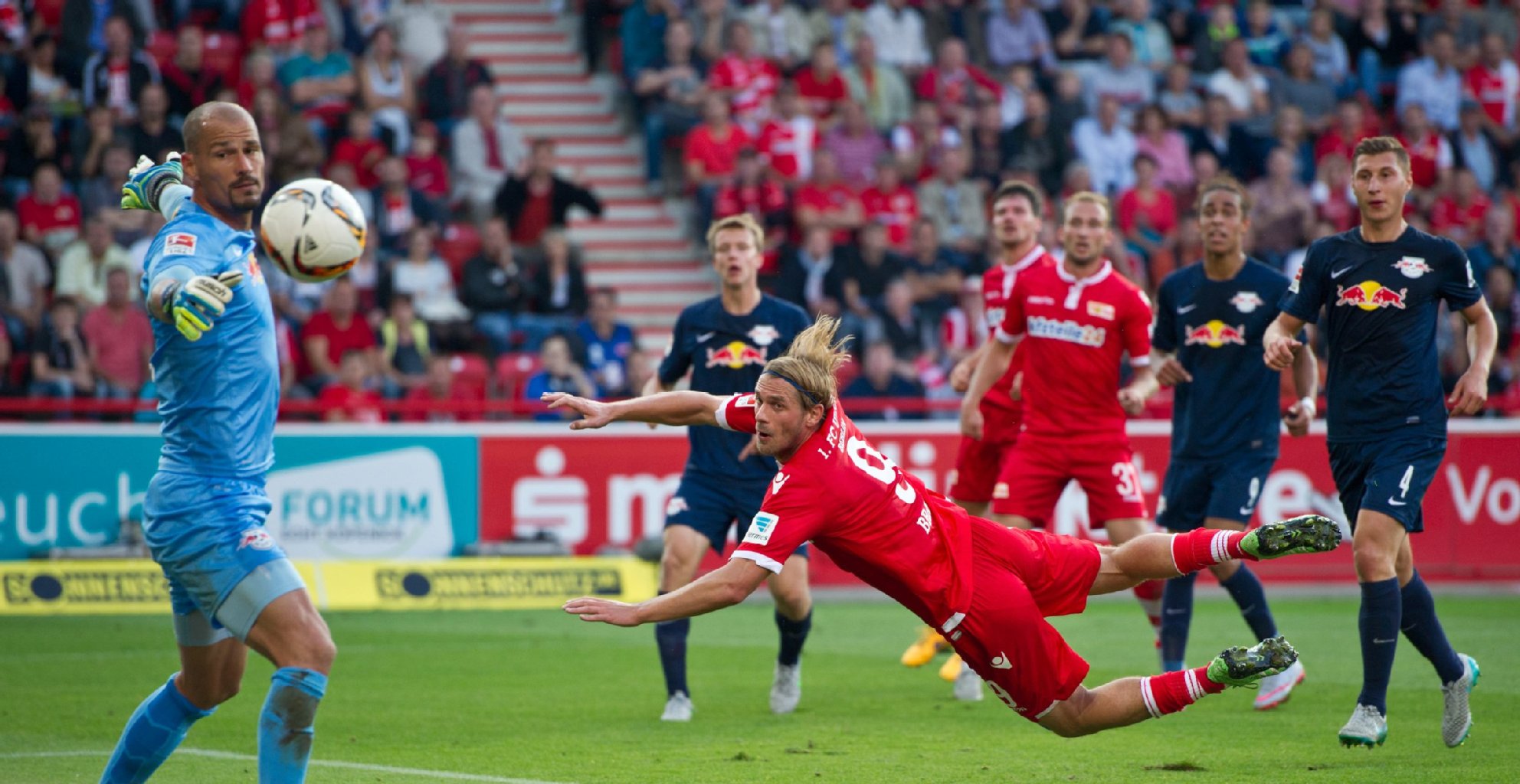 Sören Brandy fliegt heran, köpft an Fabio Coltorti vorbei zum 1:0 ein.