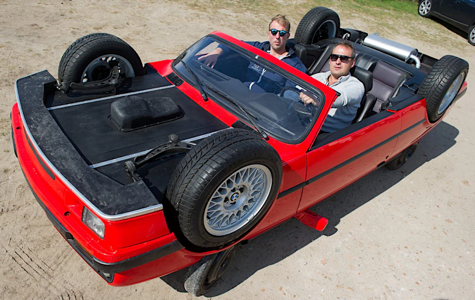 Sebastian Mikiciuk und Klaudiusz Golos haben das auf dem Kopf fahrende Auto in mühevoller Kleinstarbeit selbst umgebaut.