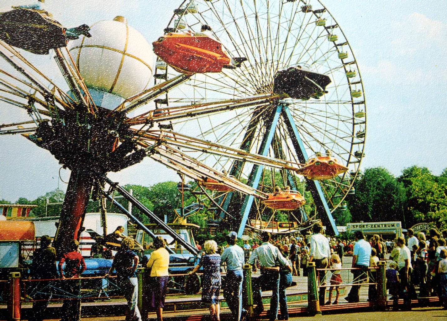 Der Kulturpark, wie ihn viele kennen und lieben, auf einer historischen Postkarte. Nun verfällt das Areal. Jetzt kehrt zumindest etwas Leben ein – bis 6.9. läuft hier das Theaterstück „Spuk unterm Riesenrad“.