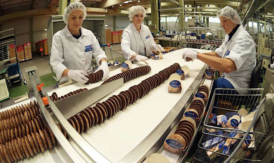 Handarbeit: So kommen die Contessa-Lebkuchen in die Verpackung.