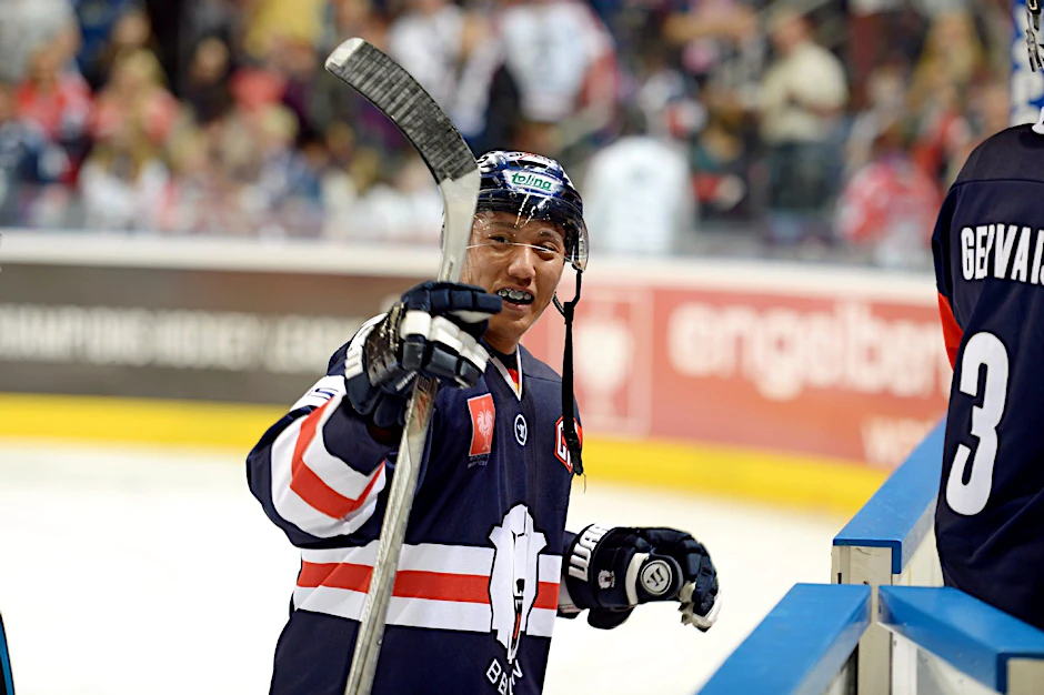 Shuhei Kuji jubelt über seinen historischen Treffer für die Eisbären.
