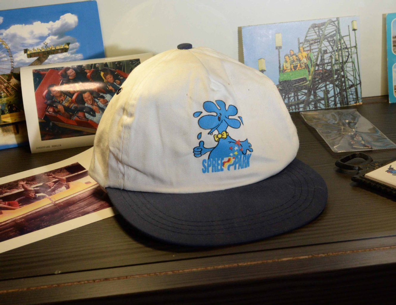 Alte Souvenirs bekam Flade von den Besuchern seiner Führungen geschenkt.