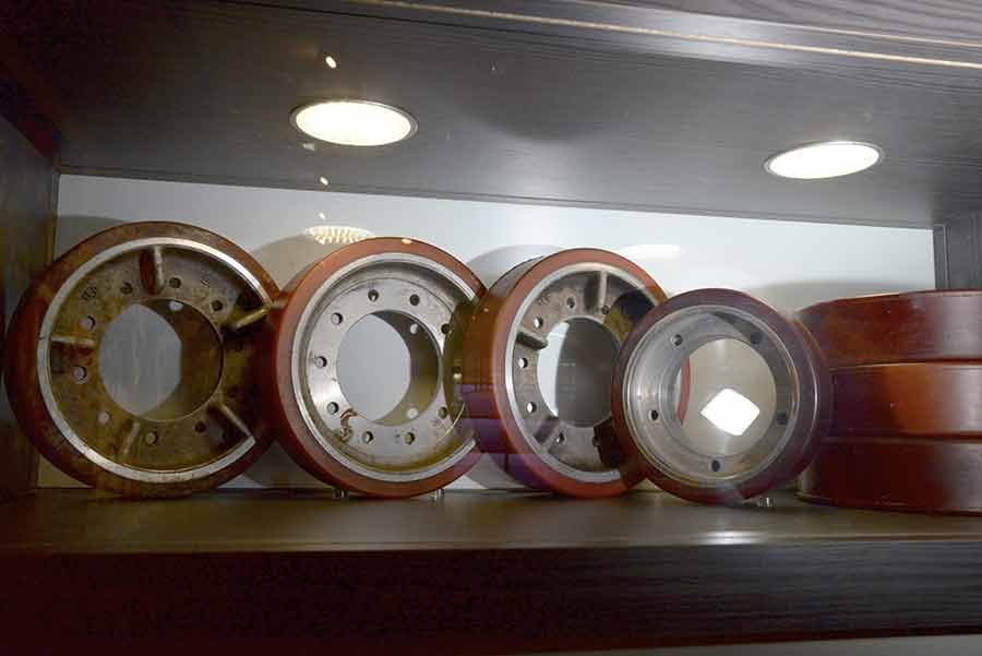 Die Achterbahnräder stiftete der Hersteller der Bahn für die Sammlung des Park-Kämpfers.