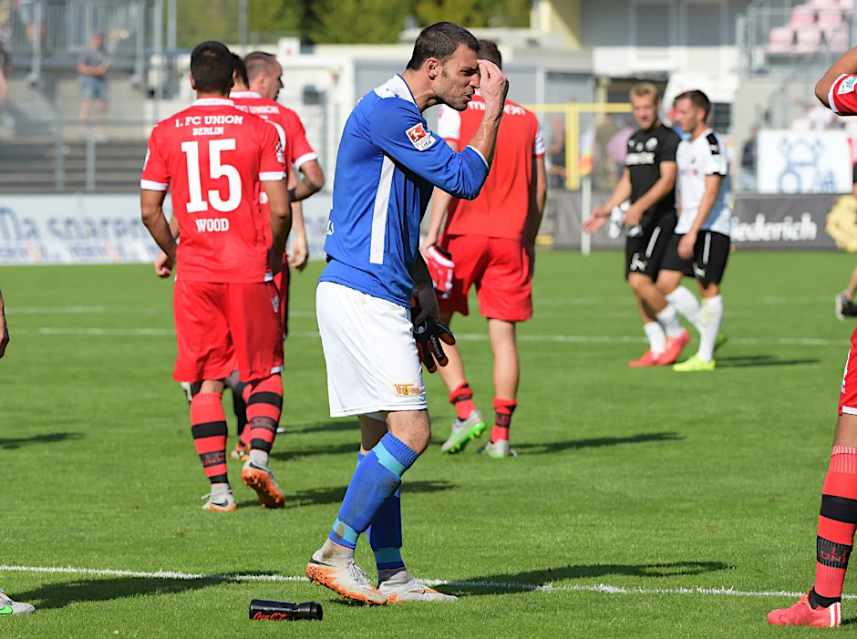 Bilder, die keiner Erklärung bedürfen. Daniel Haas wütet gegen die Welt und den Fußball an sich.