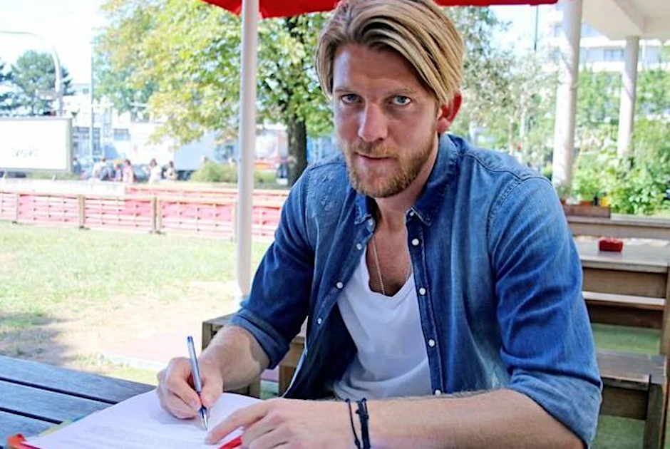 Peter Niemeyer setzt seine Unterschrift unter das neue Arbeitspapier. Bis 2018 spielt er für Aufsteiger Darmstadt.