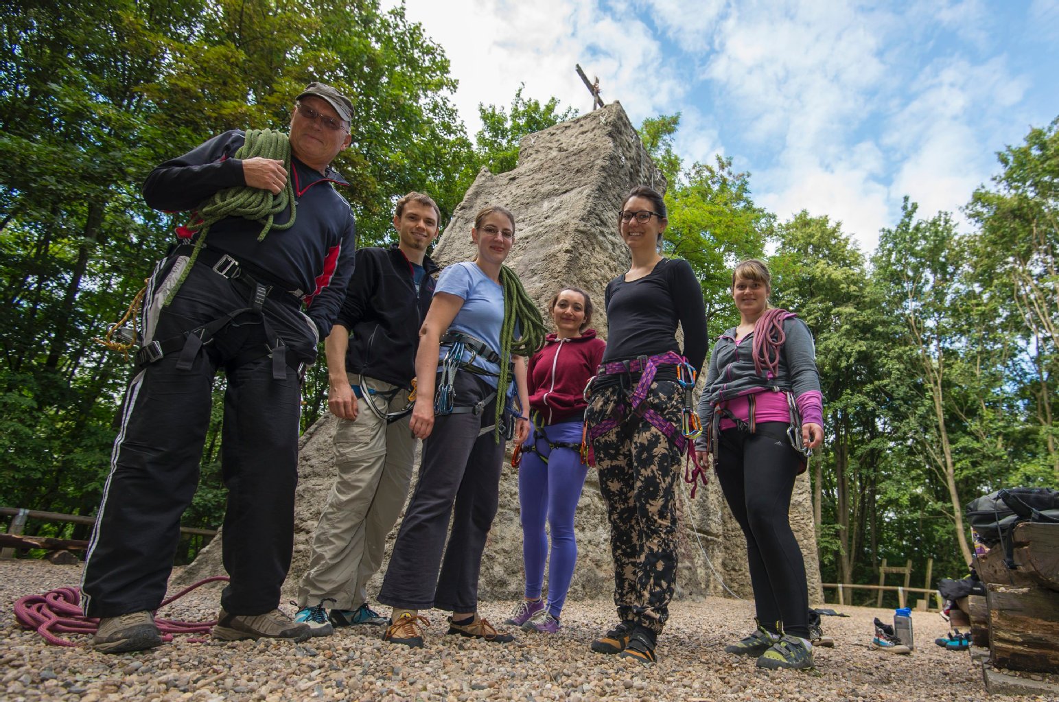 Sportlehrer Bernhard Niebojewski (60) trainiert mit seiner Gruppe auf dem künstlichen Felsen am Teufelsberg.