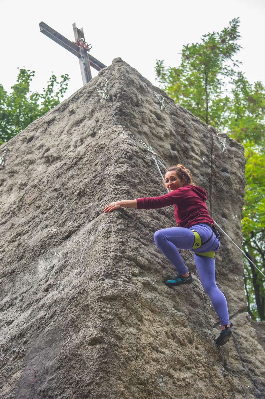 Sogar ein Gipfelkreuz hat der Kletterfelsen am Teufelsberg, wie ein echter Berg! Psychologin Mateja (30) erobert ihn in konzentrierten Klimmzügen.