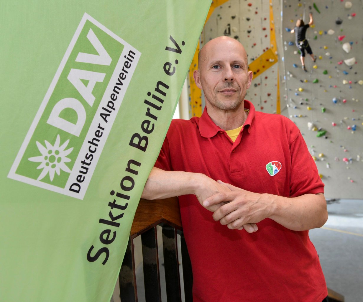 Chef der Kletterhalle in Moabit ist Victor Lang (46). Von außen sieht die Halle aus wie ein modernes Wohnhaus.