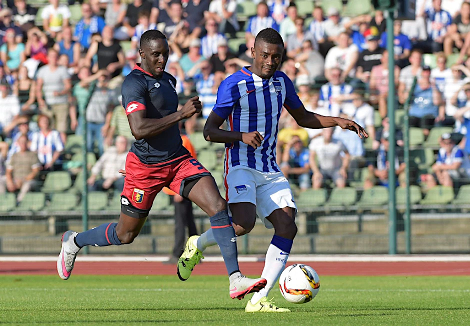Salomon Kalou (r.) setzt sich im Strafraum zu wenig durch, kaum Torgefahr!