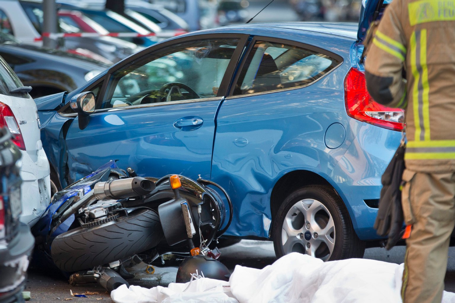 Berlin-Wilmersdorf, 3. August 2015: Bei einem Zusammenstoß mit einem Auto ist ein 49 Jahre alter Motorradfahrer ums Leben gekommen. Laut Polizei kollidierte er am frühen Montagmorgen mit dem Auto einer ebenfalls 49 Jahre alten Frau in der Nestorstraße, als diese abbog. Der Kradfahrer starb am Unfallort, die Frau kam mit einem schweren Schock zur Behandlung ins Krankenhaus.