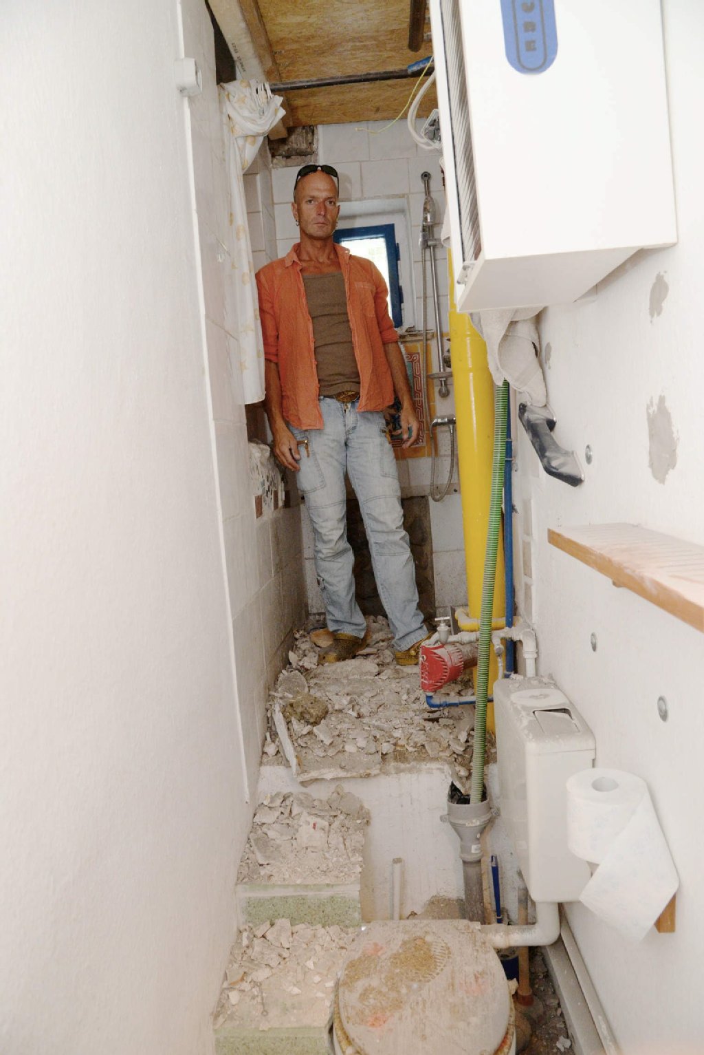 Sven Fischer war nicht daheim, als die Arbeiter durch die Decke in sein Bad im 4. Stock brachen.