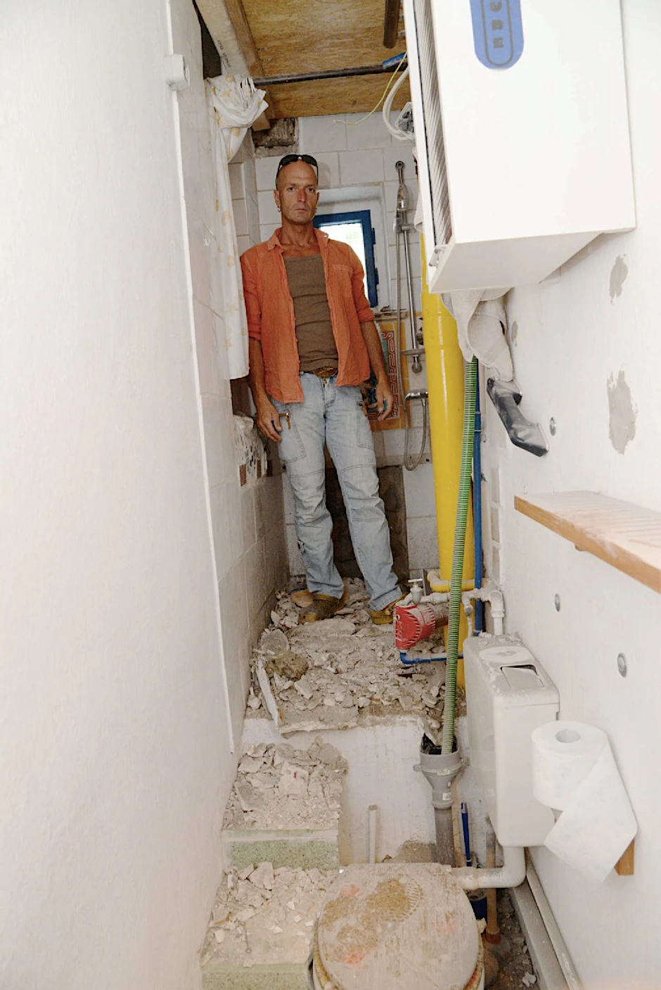 Sven Fischer war nicht daheim, als die Arbeiter durch die Decke in sein Bad im 4. Stock brachen.