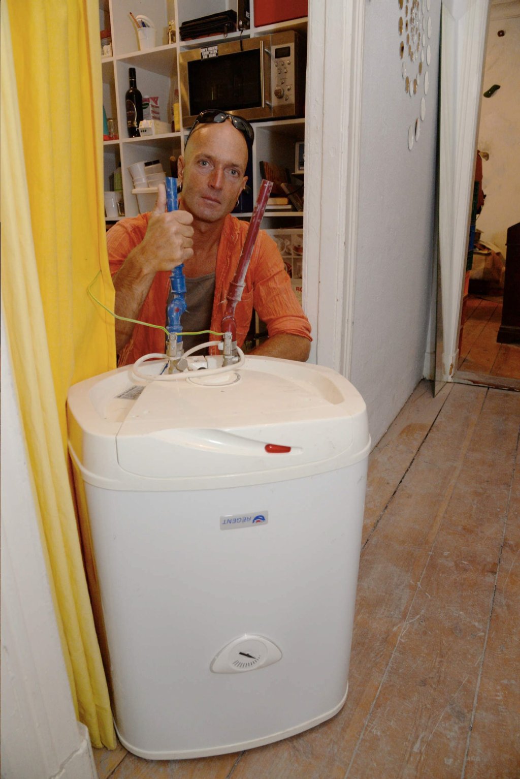 Der Boiler aus seiner Dachwohnung. Er wurde einfach abmontiert.