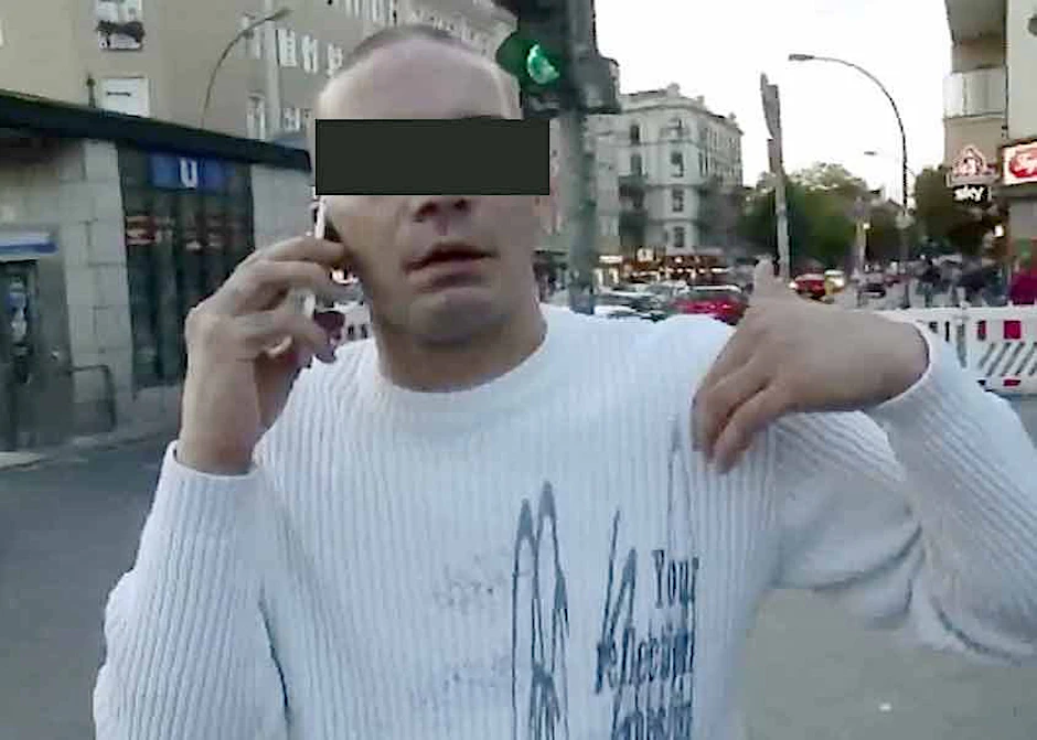 Christoph Sch. (32) an der Neuköllner Hermannstraße. Er ist der Rassist, der auf Flüchtlingskinder urinierte.