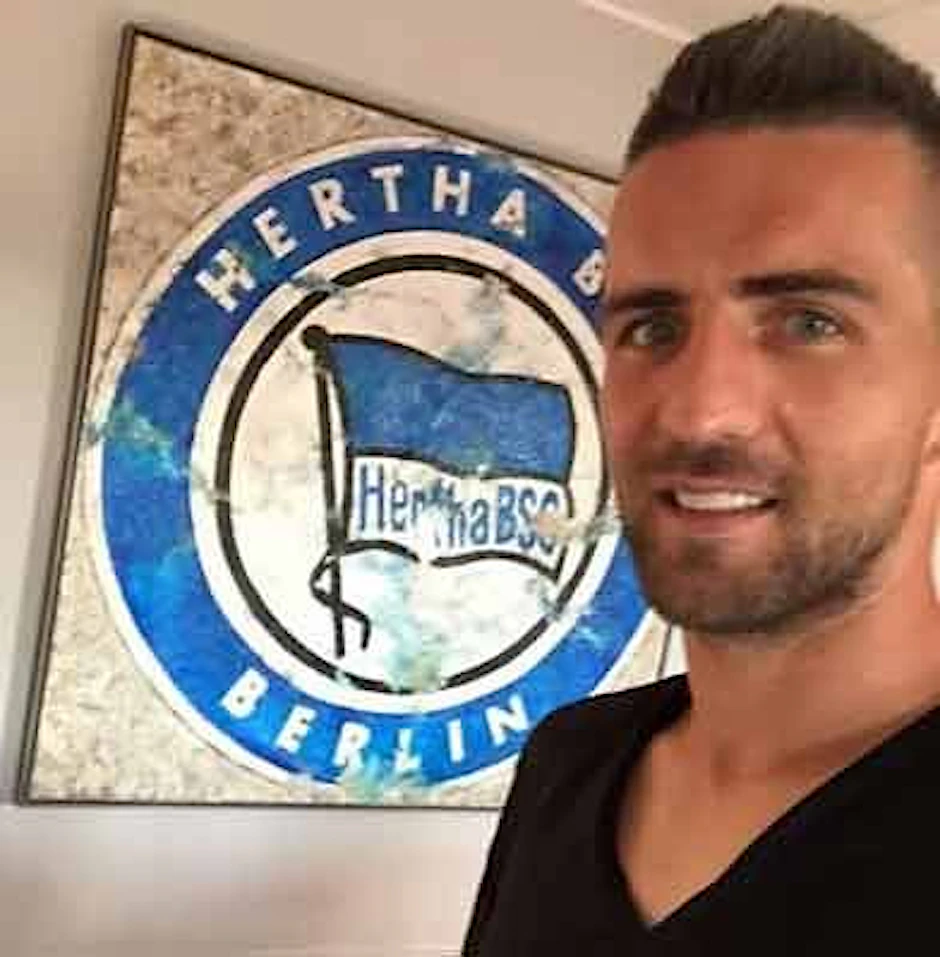 Ibisevic unterschrieb auf der Hertha-Geschäftsstelle seinen Vertrag.