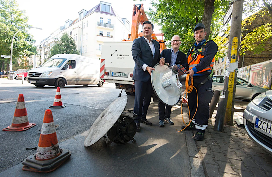 Sven Heinemann (SPD, Mitte) hatte sich bei Senator Geisel (li.) für den vorgezogenen Lampentausch stark gemacht.