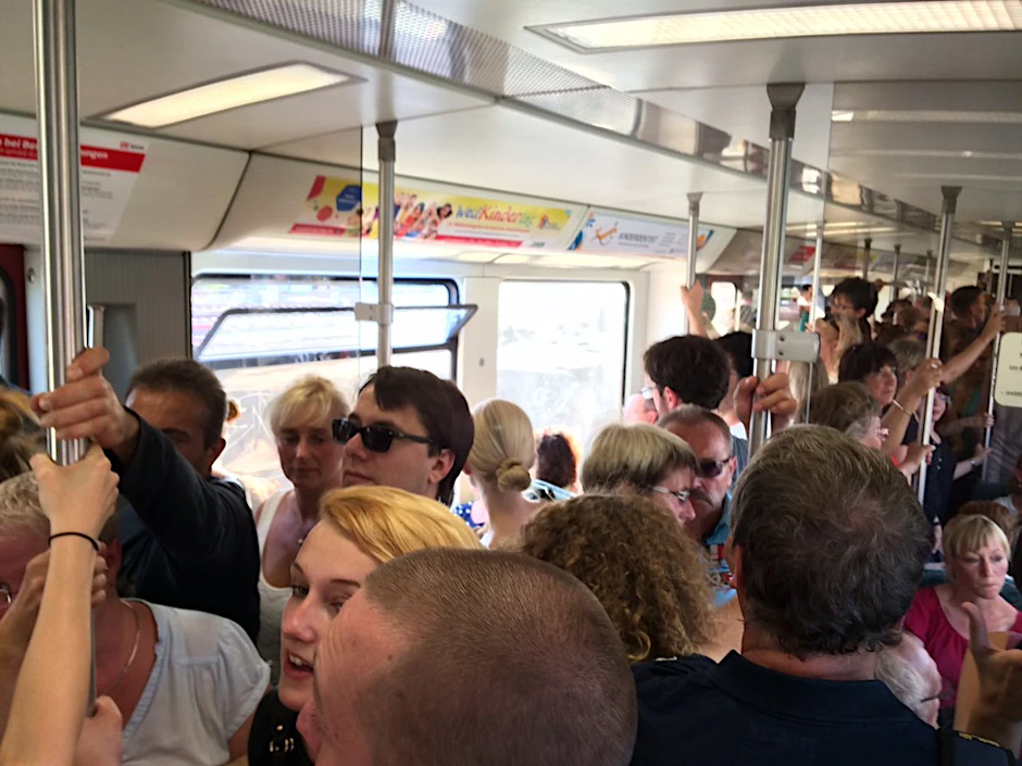 35 Grad und die S-Bahn ist proppevoll.