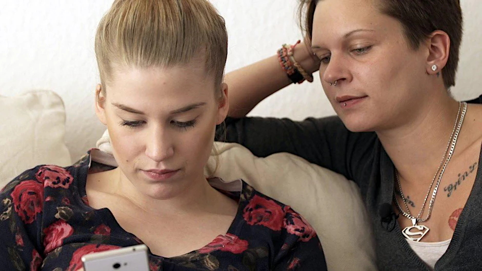 Jenny (21) und Janine (23) haben nur noch Facebook-Kontakt zur Mutter.