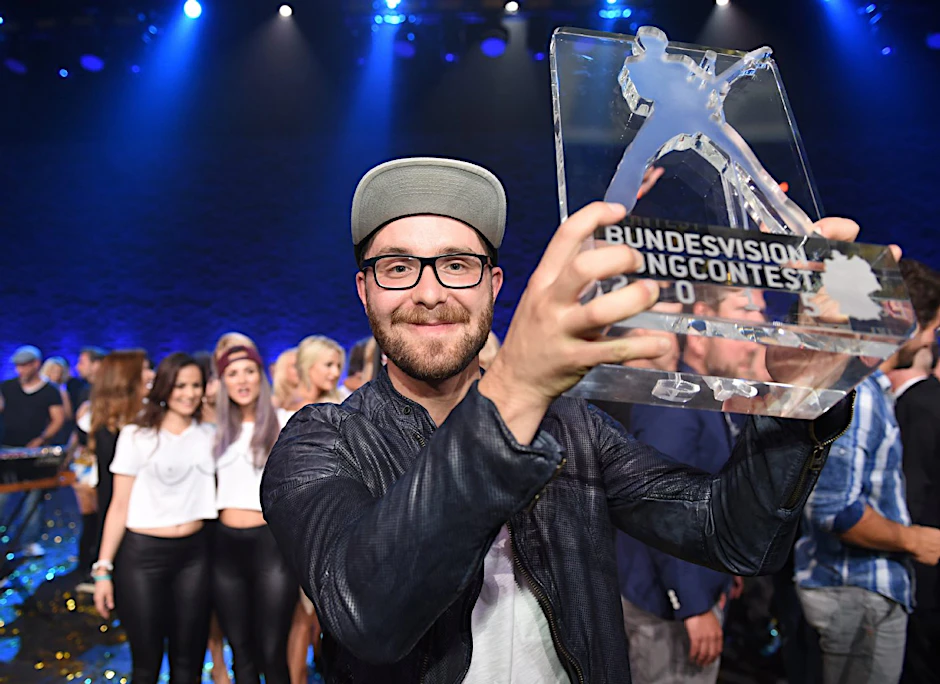 Mark Forster mit der Trophäe für den Sieg beim Bundesvision Song Contest 2015.