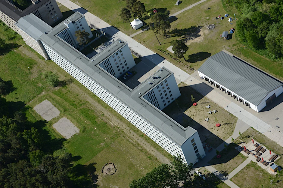 Blick auf die Jugendherberge im Block 5 des denkmalgeschützten Komplexes Prora.