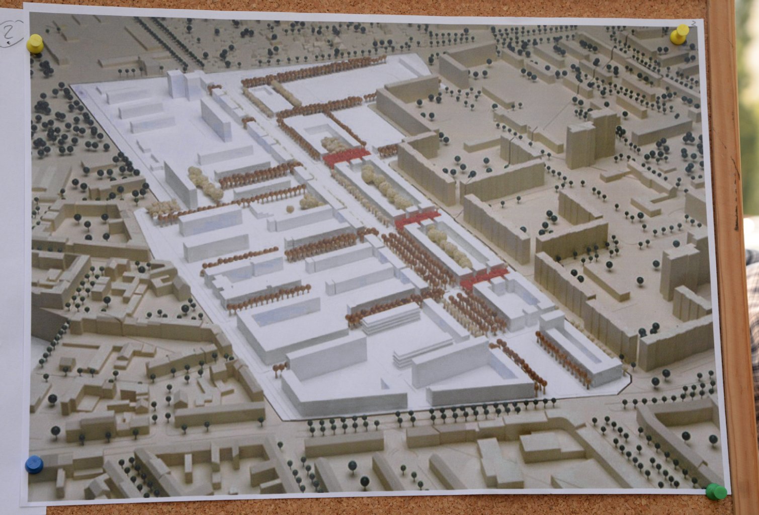 Die Michelangelostraße (von oben links nach unten rechts) soll von Neubauten begleitet werden, die alten Häuser abschirmen.