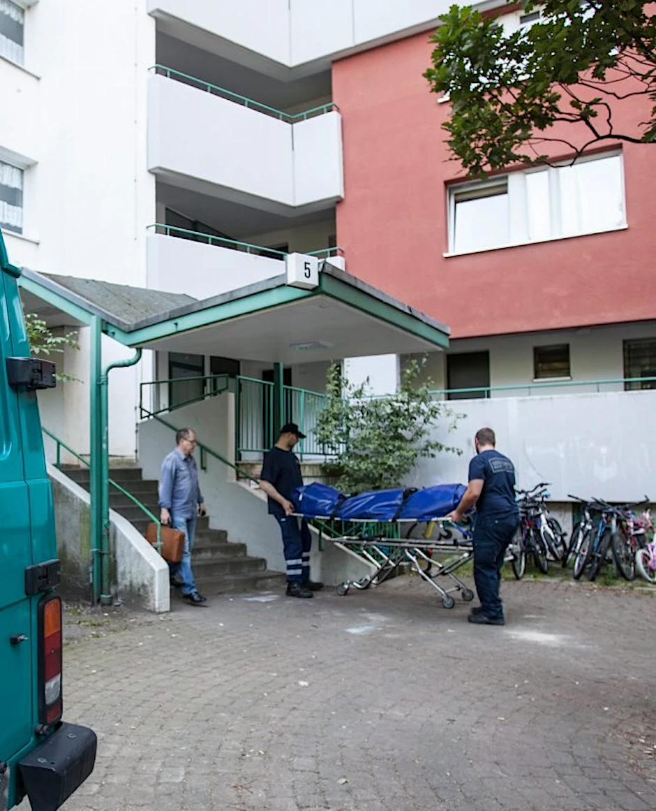 Die tote Frau wird abtransportiert.