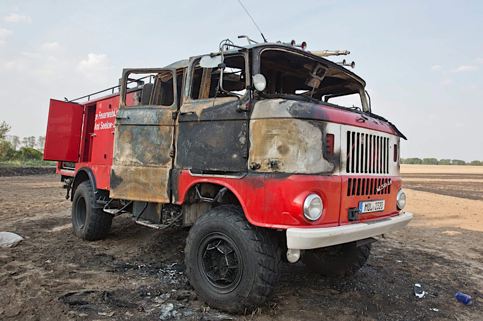 Märkisch-Oderland, 4. August 2015: Eigentlich sollen in Dogelin bei Seelow lichterloh brennende Felder gelöscht werden. Doch als der Wind dreht, fängt der Feuerwehr-Tank selbst Feuer - und brennt komplett aus.
