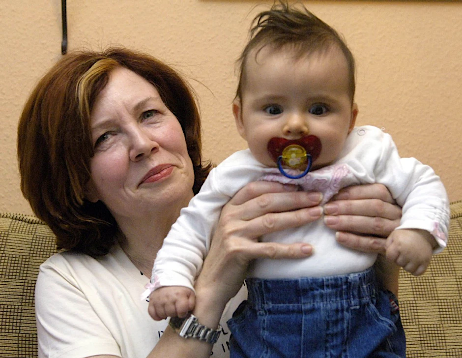 Mutti Annegret 2005 mit ihrer kleinen Leila.