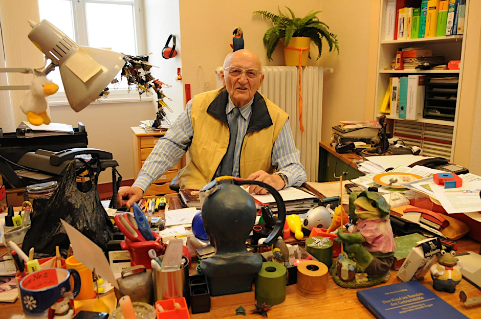 Der Jubilar Prof. Erich Saling in seinem Institut.