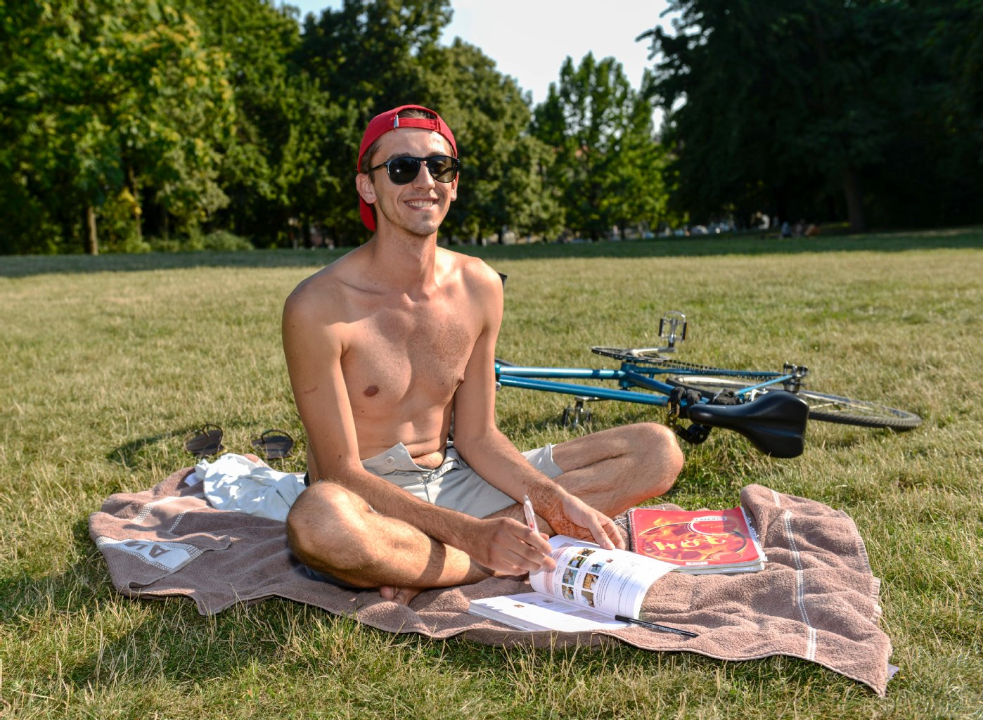 Finde essuper, dass Berliner so frei sind: „Zu Hause laufe ich gern in der Wohnung nackt rum. Beim Sonnen oder Baden schaue ich, ob andere Gäste was anhaben. Als einziger würde ich mich nicht hüllenlos zeigen“, erklärt Dima (24), Student aus Friedrichshain. Er findet es super, dass Berliner so frei und offen sind.
