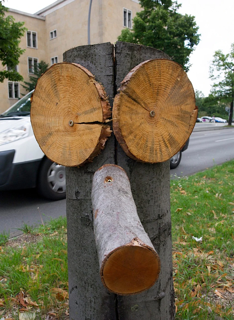 Dieser "Baumkobold" wurde auf auf dem Mittelstreifen am Tempelhofer Damm aufgestellt.
