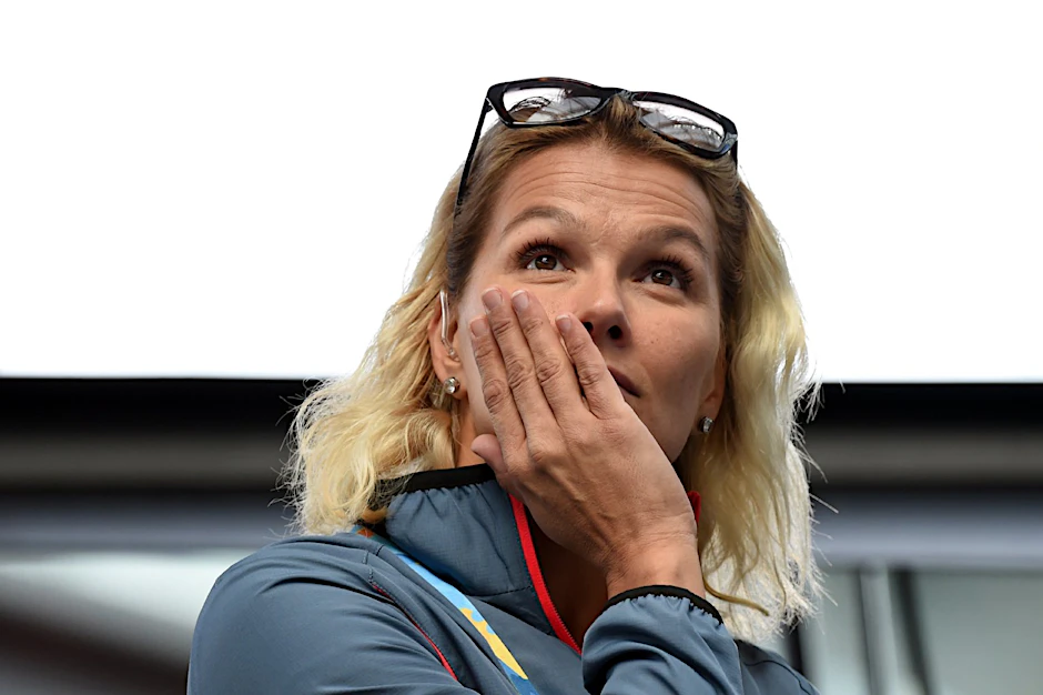 Franziska van Almsick (l.) schaut bei Franziska Hentke genau hin.