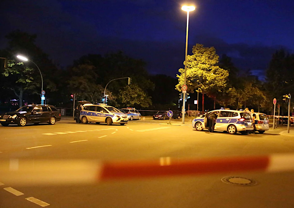 August 2015: Eine wilde Schießerei zwischen zwei verfeindeten Banden mitten in Berlin. Am Olivaer Platz. Auf offener Straße. Wie in einem Action-Film. Offenbar waren es arabische Familien-Clans, die völlig skrupellos durch die Gegend ballerten. 