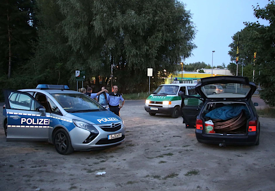 Berlin-Pankow-Heinersdorf, 6. August 2015: Pech hatten zwei Buntmetalldiebe, die auf dem Gelände des alten Güterbahnhofs Heinersdorf mehrere hundert Kilo Kupferkabel in ihr Auto geladen hatten. Der Wagen setzte auf, sie ließen das Fahrzeug zurück und flohen.