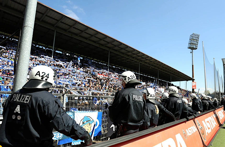 Pokal und Bielefeld, da war doch was? Die Polizei hielt rund 400 Hertha-Fans über zwei Stunden wie Vieh in einem Kessel fest.