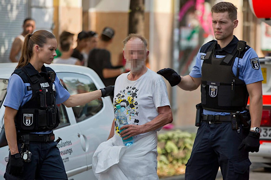 Zerzauste Haare, grimmiger Blick: Dieser Mann (64) zündete offenbar grundlos einen Hausflur an. Mieter hielten ihn fest.