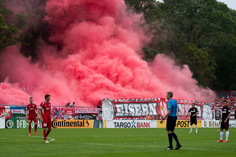 Im Fanblock der Berliner brannten jede Menge Rauchbomben.