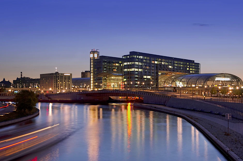 Der Mann soll laut Augenzeugen in der Nacht zum Sonntag in die Spree am Hauptbahnhof gesprungen sein.