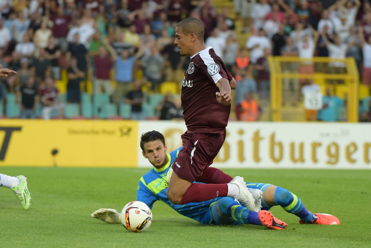 Thiago Rockenbach wird hier von FSV-Keeper Andre Weis zu Fall gebracht ...