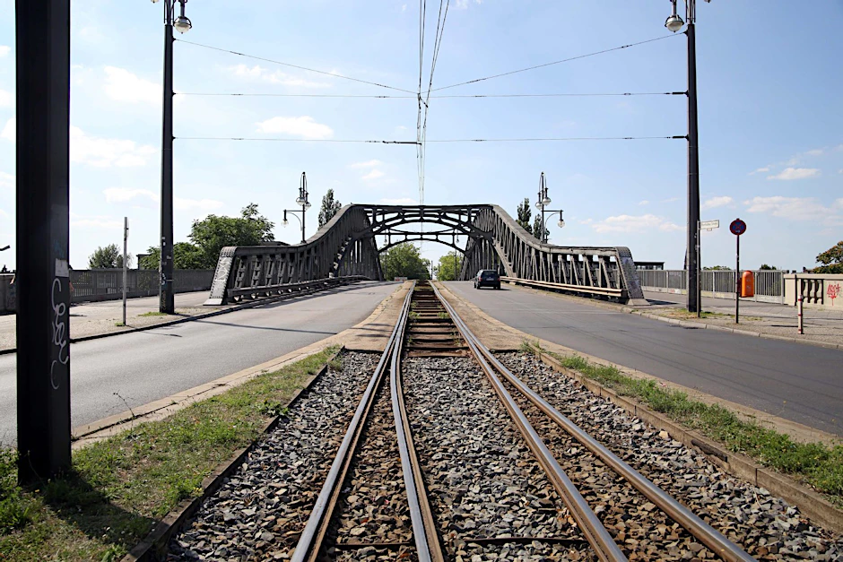 Die Bösebrücke wird auch gerne Bornholmer Brücke genannt. Sie ist eine der wichtigsten Verkehrsverbindungen zwischen Ost und West.